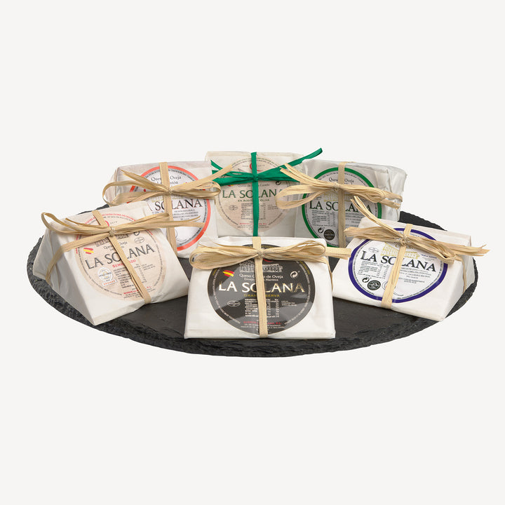 Una presentación elegante de nuestro pack de quesos manchegos artesanos variados, mostrando la diversidad y riqueza de cada variedad incluida.