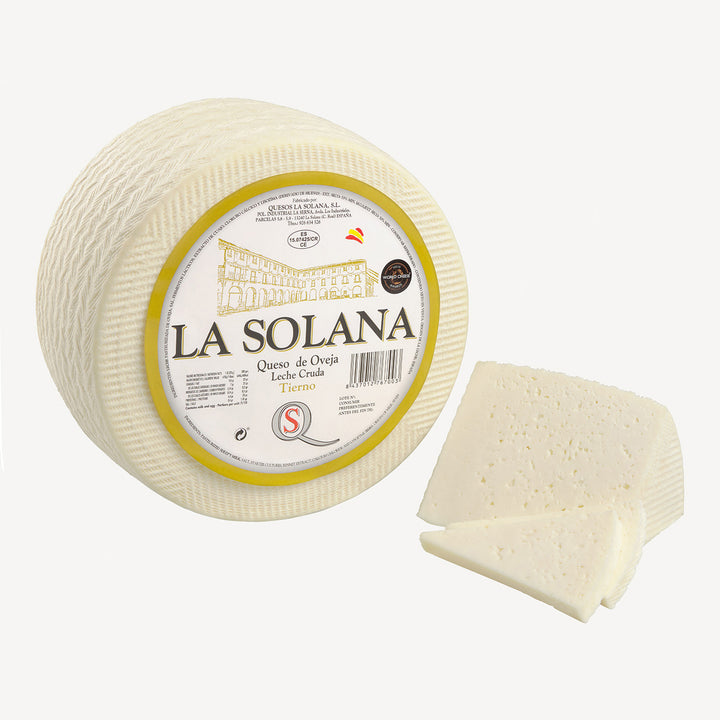 Porciones de queso tierno mostrando su textura suave y cremosa, una invitación visual a disfrutar la frescura de La Solana.