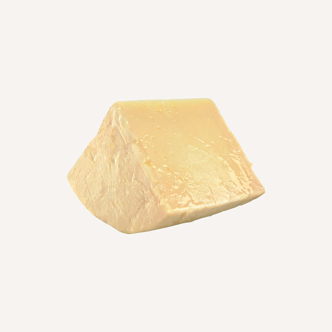 La cuña de queso madurado en aceite, mostrando la integración perfecta de aceite y queso, un preludio a una experiencia culinaria celestial.
