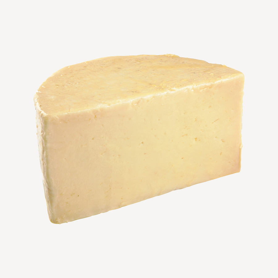 Un corte detallado del queso, revelando la textura suave y la riqueza impartida por el aceite, una invitación a un viaje de sabor.