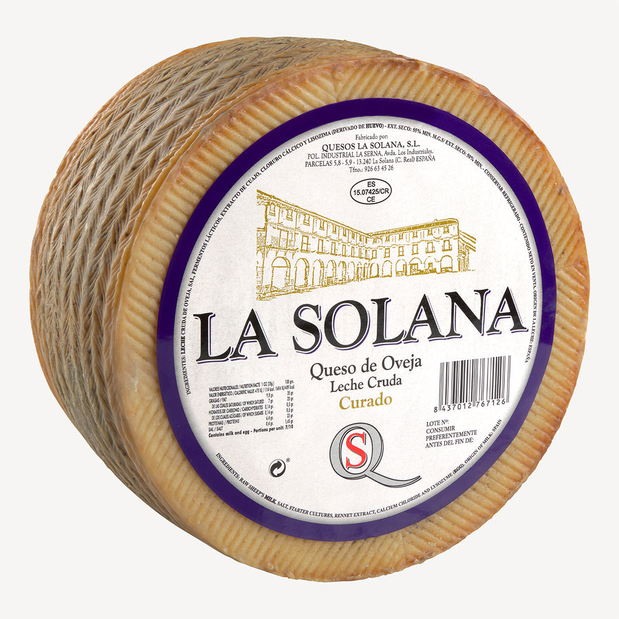 El queso curado manchego de La Solana, mostrando su textura firme y rica, es una promesa visual de un sabor profundo y auténtico.