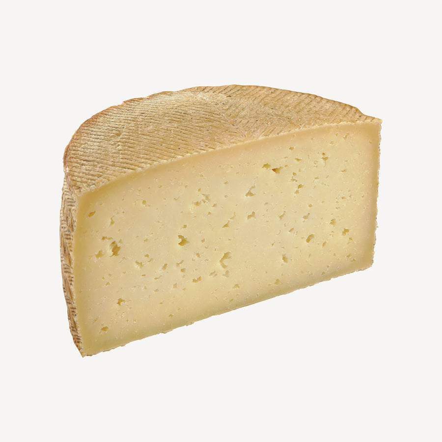 Un vistazo íntimo al queso curado reserva, donde cada detalle revela la maestría y la pasión invertidas en su creación.