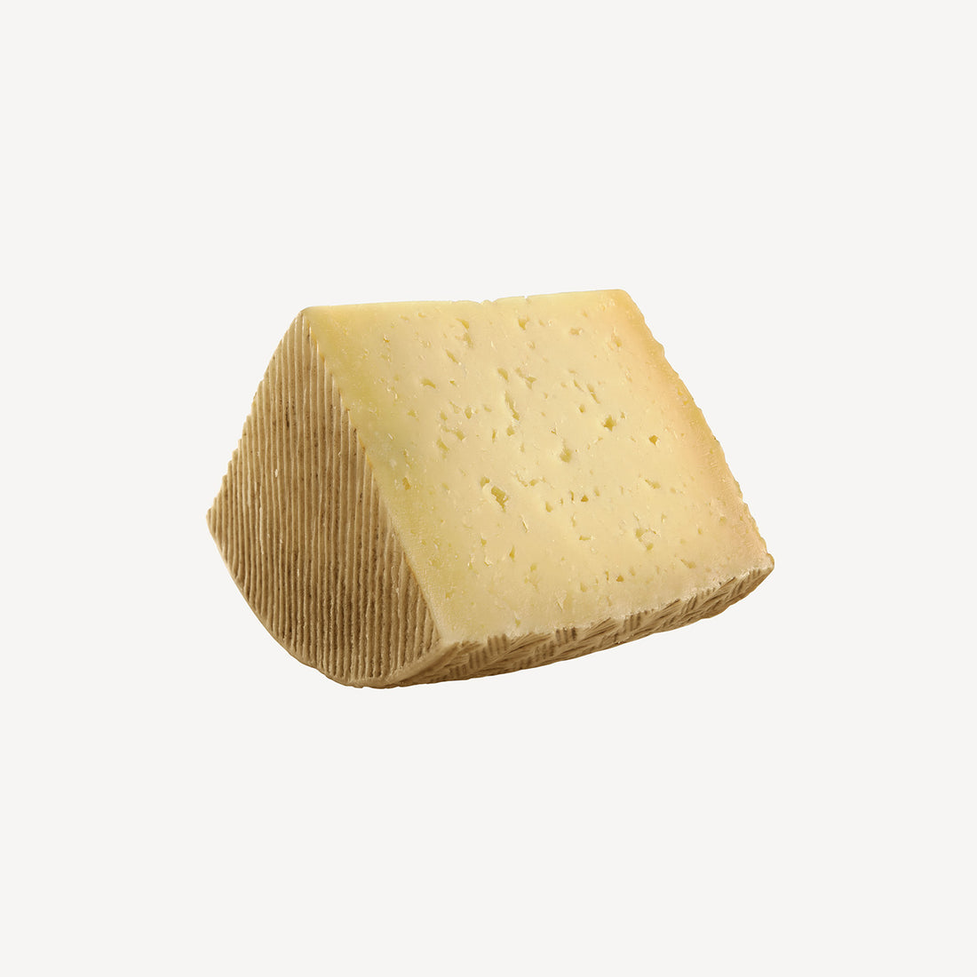 La cuña de queso curado reserva, un preludio visual a un mundo de sabor intenso, textura exquisita y calidad inigualable.