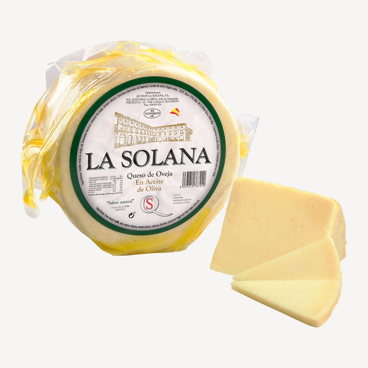 Porciones de queso madurado en aceite, mostrando la textura suave y el brillo distintivo, una promesa de sabor intenso y refinado.