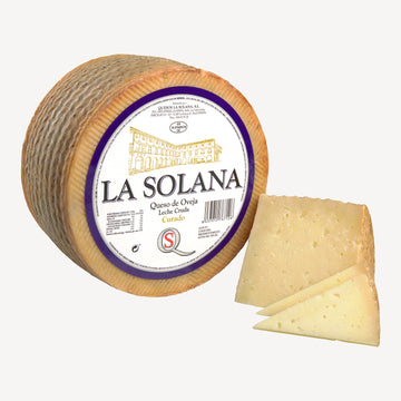 Porciones de queso curado manchego resaltan la maduración perfecta y la calidad, invitando a una experiencia de sabor intensa y rica.